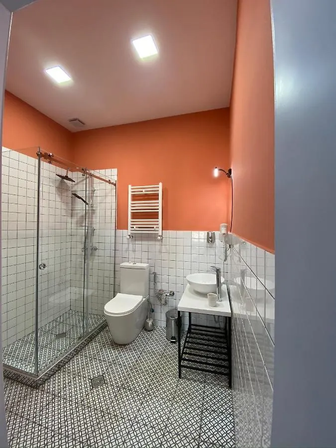 Red Door-Room With Private Bathroom ティビリシ グルジア