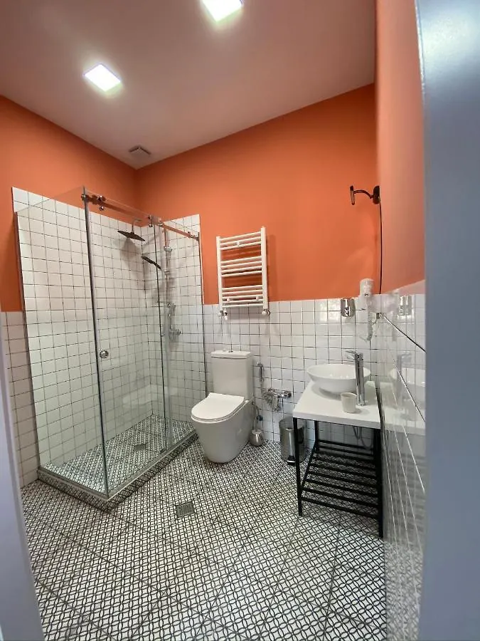 Red Door-Room With Private Bathroom ティビリシ ホームステイ